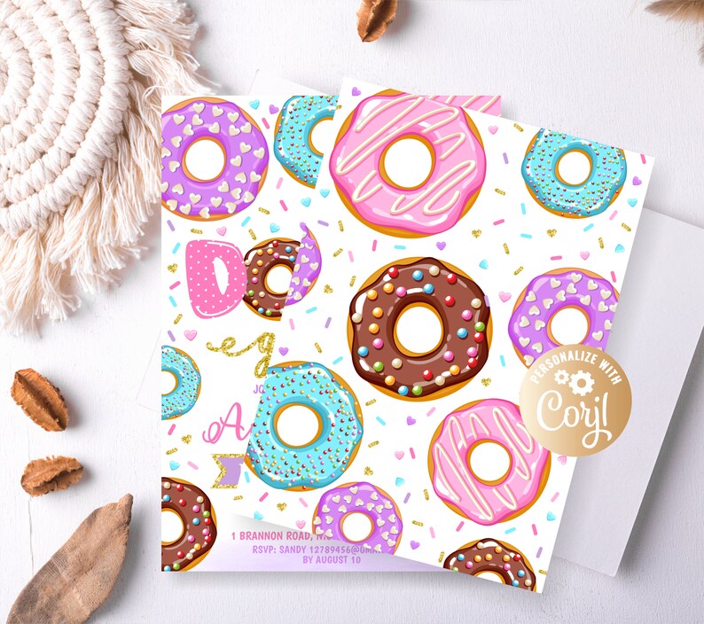 Puede incluir: Invitaci&oacute;n con tem&aacute;tica de donuts, con fondo blanco y donuts coloridos. Los donuts son rosas, morados, azules y marrones, con chispas y decoraciones en forma de coraz&oacute;n. El texto "Donut" y "A Day" es visible, junto con instrucciones de personalizaci&oacute;n.