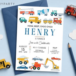 Könnte beinhalten: Eine Geburtstagseinladung mit blauem und weißem Design, mit Illustrationen verschiedener Fahrzeuge. Die Einladung lautet "HONK, BEEP, CHOO CHOO HENRY IS TURNING 3". Enthält Veranstaltungsdetails: 15. August, 16-18 Uhr, Henrys Haus und RSVP-Informationen.
