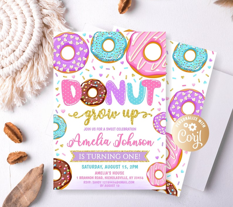 Puede incluir: Una colorida invitaci&oacute;n con tem&aacute;tica de donuts. El texto dice "DONUT grow up" e incluye detalles para una fiesta de cumplea&ntilde;os. La invitaci&oacute;n presenta varios donuts con chispas y glaseado en rosa, azul y morado.