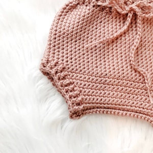 Puede incluir: Un par de bombachos de beb&eacute; de punto en color rosa polvoriento. Los bombachos tienen un dise&ntilde;o sencillo y est&aacute;n hechos con un hilo suave y c&oacute;modo.