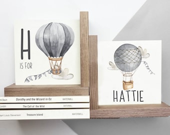 Sujetalibros de madera para niños con forma de globo aerostático para decorar estanterías o baby shower.