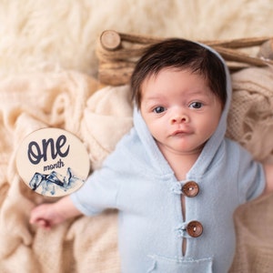 Cartes jalons bébé montagne, panneaux jalons en bois, accessoire de photographie de nouveau-né pour garçons et filles, faire-part de naissance, cadeau de baby shower