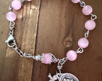Pulsera de rosario de cristal rosa, medalla milagrosa, cierre y alambre de acero inoxidable.