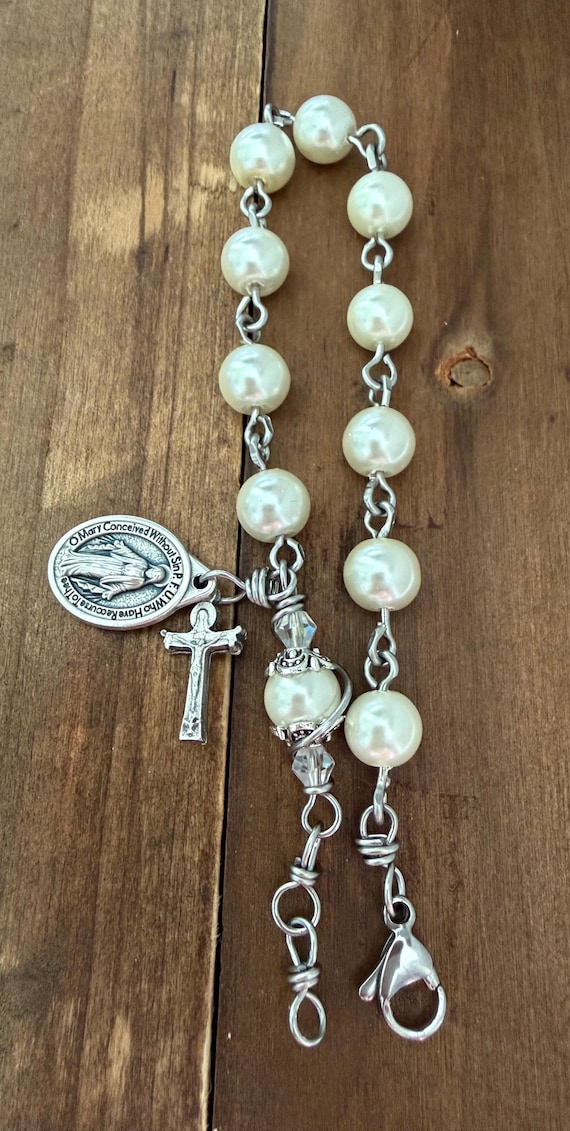Handmade Rosary Bracelet: Pearls beads Bracelet, Miraculous Medal, Stainless Steel Clasp and Wire
