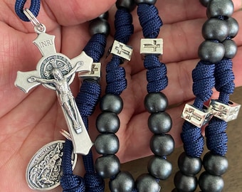 Rosario di San Michele fatto a mano: in paracord e con crocifisso di San Benedetto.