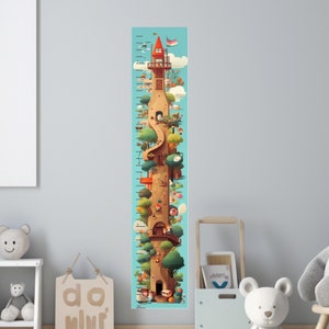 Può includere: Un'originale tabella delle altezze con una torre alta e illustrata con una struttura con tetto rosso in cima. La torre è adornata da alberi, scale e piccole figure, su uno sfondo azzurro con segni di misurazione.