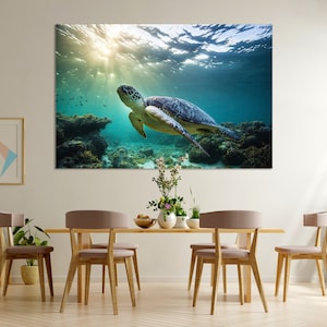 Könnte beinhalten: Eine grüne Meeresschildkröte schwimmt durch klares blaues Wasser, während Sonnenlicht durch die Oberfläche scheint. Die Schildkröte schwimmt in der Nähe eines Korallenriffs.