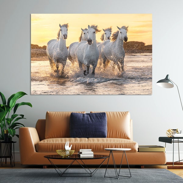 Troupeau de chevaux blancs courant à travers l’eau Design Art pour la maison, œuvres d’art modernes de chevaux blancs, art d’impression de chevaux pour cadeau, impressions d’animaux
