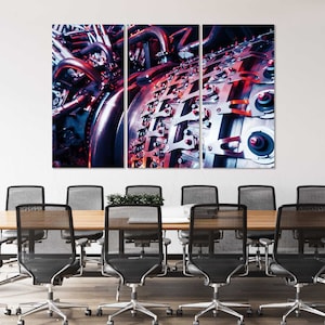 Peut inclure: Gros plan d'une grande machine industrielle avec des pièces métalliques et des tuyauteries complexes. La machine est peinte dans des tons de rouge, de bleu et d'argent, créant un contraste visuel saisissant. L'image capture la complexité et la puissance des machines industrielles.