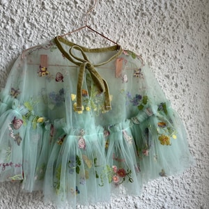 floral embroidered cape in green