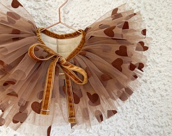 Coffee heart ruffle collar with gold velvet tie