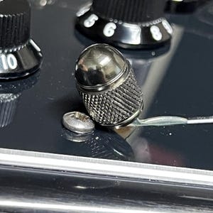 Botón de interruptor de guitarra de aluminio moleteado cromado negro - Stubby Bullet compatible con Fender