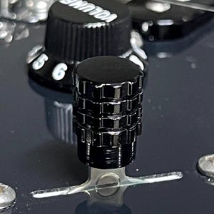 Punta per interruttore per chitarra in alluminio nero Kinnatone Bruno - Texture granata