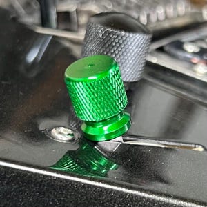 キナトーン グリーン スカート付きローレット加工アルミニウムスイッチチップ - ストラト/テレ ブレードスタイル