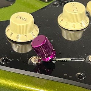 Kinnatone パープル ローレットスカート付きアルミスイッチチップ - ストラト/テレ ブレードスタイル