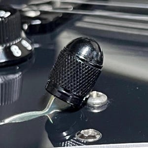 Zwart aluminium gekartelde gitaarschakelaartip STRAT TELE - Stubby Bullet-stijl