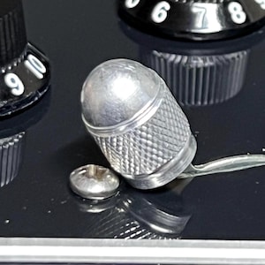 Perilla de interruptor de guitarra tipo bala cromada de aluminio moleteado, ajuste a presión para guitarras Strat y Tele.