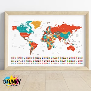 Puede incluir: Una impresión enmarcada de un mapa del mundo con un marco de madera clara. El mapa está codificado por colores por país, con una clave de banderas en la parte inferior. La impresión incluye el texto "CANADA" y "UNITED STATES".