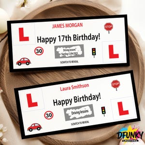 Puede incluir: Dos tarjetas de cumpleaños rectangulares con temática de conducción, con placas L rojas, un coche rojo, una señal de límite de velocidad de 30, una señal de stop y un semáforo. Incluyen nombres personalizados, texto de felicitación y un panel rascable.