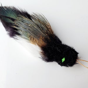 Jouet pour chat Bettie Black Bird par Tiga Toys Jouet réaliste de poursuite de plumes : chaton chat unique et doux, jouet d'aide à l'entraînement réaliste fait main image 8