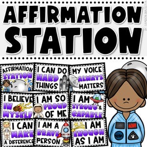 Może przedstawiać: Kolorowy zestaw plakatów edukacyjnych z napisem "AFFIRMATION STATION". Zawiera karty z pozytywnymi afirmacjami i ilustracjami o tematyce kosmicznej, takimi jak rakiety i astronauci. Po prawej stronie znajduje się astronauta z kreskówki.