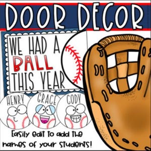 Op de afbeelding: Een honkbal-thema deurdecoratie met de tekst "DOOR DECOR" bovenaan. Het ontwerp bevat een honkbal, een handschoen en de zin "WE HAD A BALL THIS YEAR". Er zijn ook drie honkbalpersonages met namen eronder. De tekst "Easily edit to add the names of your students!" staat onderaan.