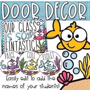 Op de afbeelding: Deurdecoratie met de tekst "OUR CLASS IS SO FINTASTIC!" met cartoonvissen en bellen. Inclusief bewerkbare naamlabels voor leerlingen. Het ontwerp is in tinten blauw, roze, geel en paars.