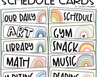 Può includere: Un set di schede orario con disegni arcobaleno pastello e la scritta "SCHEDULE CARDS" in alto. Ogni scheda presenta un'attività diversa, come "ART", "GYM", "LIBRARY", "MATH", "WRITING", "READING", "SNACK" e "MUSIC".