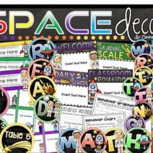 Op de afbeelding: Een verzameling kleurrijke klasdecoraties met een ruimtethema. De afbeelding bevat verschillende borden en labels met de woorden "SPACE decor", "WELCOME", "DAILY ROUTINE", "MATH" en "TABLE". De ontwerpen tonen raketten, astronauten en planeten.