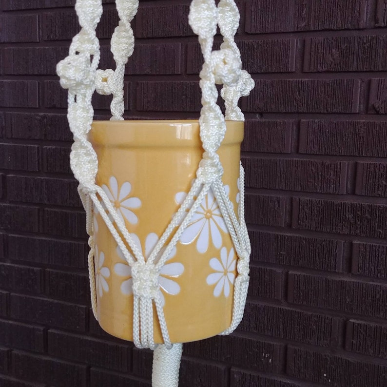 1970/'s Jungle Style Outdoor Plant Hanger Macrame Plant Hanger with Flower Power Plant Pot Bohemian Patio Decor Daisy Decor Macrame