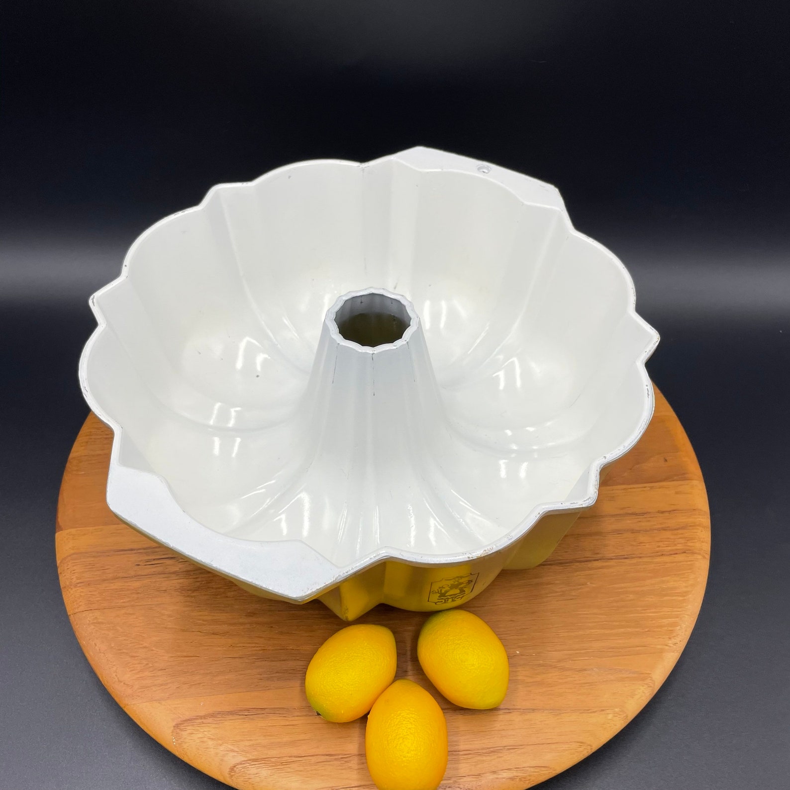 Vintage Enamel Bundt Pan Size 20 Nordic Ware Yellow 10 Inch Etsy