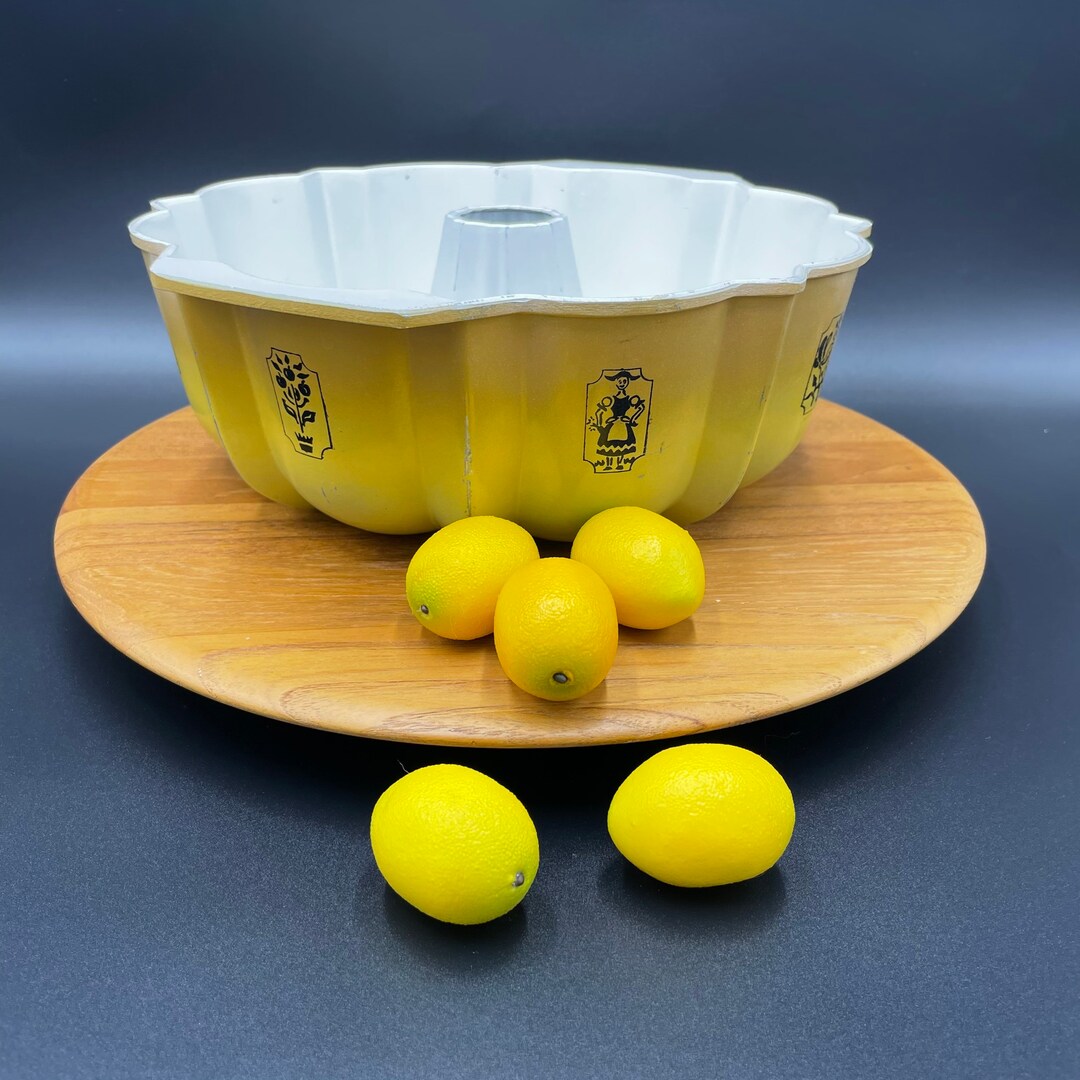 Vintage Enamel Bundt Pan Size 20 Nordic Ware Yellow 10 Inch Etsy