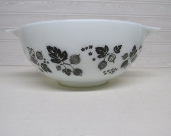 2 1/2 Quart Pyrex Cinderella Gooseberry Bowl/443 Bowl in Very Good Condition/Black on White Bowl Pyrex Bowl