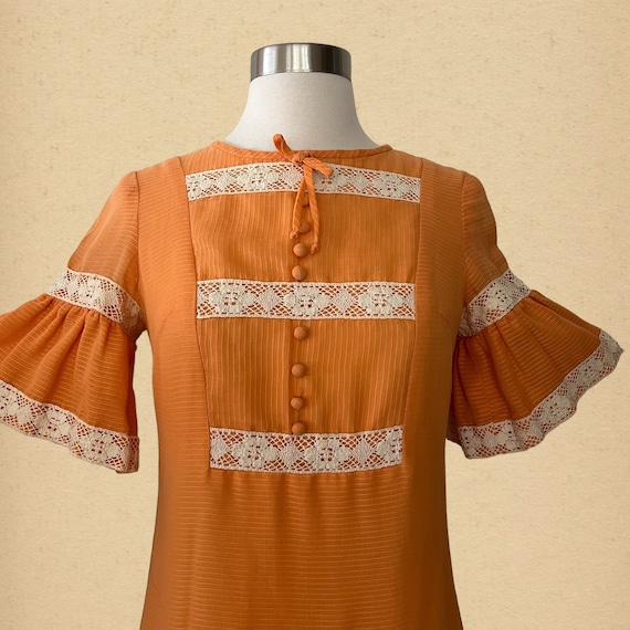 Vintage 70s Women's Boho Prairie Shift Dress w/ F… - image 2