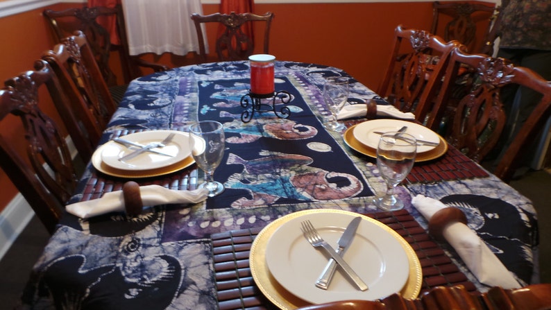Navy-blue base elephant designed table cloth 6 persons image 3