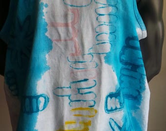 Camiseta de tanque de una sola clase de la aplicación Batik Direct hecha a mano. Azul, Amarillo y Turquesa sobre Algodón Blanco, DABTT 012