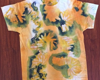 Camiseta de cuello redondo de aplicación directa Batik hecha a mano. Naranja, Verde y Marrón sobre la mezcla de algodón blanco, DABTS 0
