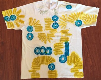 Camisa Batik Camiseta hecha a mano, una camiseta batik de cuello redondo. Camisa de camiseta batik de color turquesa y amarillo.  DABTS024