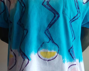 Camiseta de cuello redondo de aplicación directa Batik hecha a mano. Azul, Amarillo y Turquesa sobre Algodón Blanco, DABTS 023