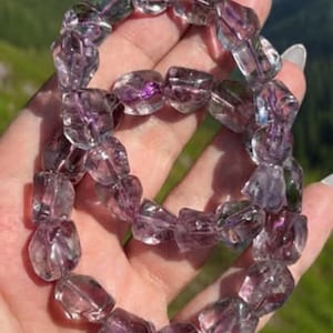 Pulsera elástica de cuentas de amatista con corte natural, claridad AAA, piedra preciosa morada, equilibrio energético, accesorio o regalo imagen 1