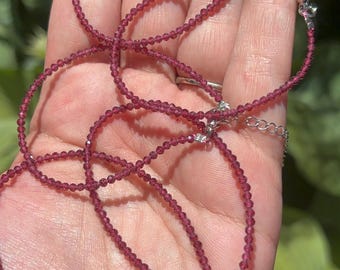 Pulsera ajustable con cuentas de cristal microfacetadas de granate natural auténtico de 2 mm. Un brillo deslumbrante. Ideal para regalar o complementar cualquier atuendo.