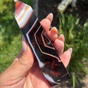 Sardonyx Crystal Tower: Swirly Bands, Small Druzy - 5.2&quot;
