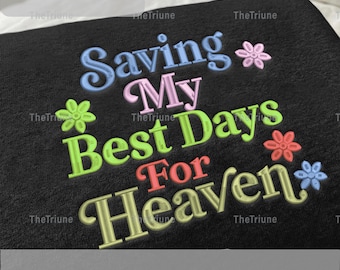 Peut inclure: Tissu noir brodé avec l'inscription "Saving My Best Days For Heaven" en plusieurs couleurs. Le motif comprend des éléments floraux et est disponible en largeurs de 12,7 cm à 20,3 cm.