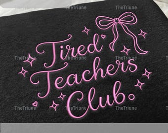 Peut inclure: Tissu noir avec l'inscription "Tired Teachers Club" en rose, orné d'un nœud et d'étoiles. Les tailles sont de 12,7 cm, 15,2 cm, 17,8 cm et 20,3 cm.