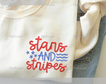 Peut inclure: Une tasse en céramique blanche avec une anse noire et l'inscription "But First, Coffee" en gras noir. La tasse est posée sur un fond flou, suggérant un cadre chaleureux.