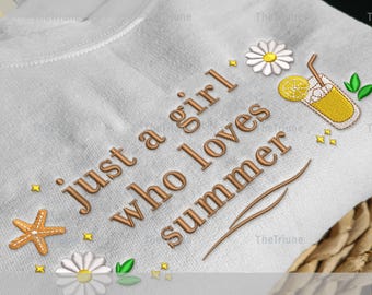 Peut inclure: Sweat-shirt blanc avec la phrase brodée "just a girl who loves summer" en marron. Le motif comprend une étoile de mer, des marguerites, une boisson jaune et des étoiles. Les tailles du sweat-shirt sont 12.7cm, 15.2cm, 17.8cm et 20.3cm.