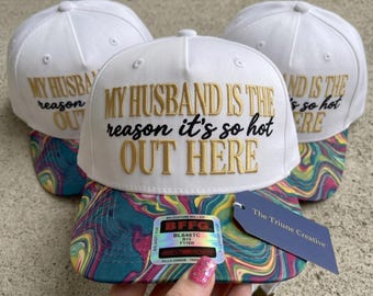 Design de bordado com frase engraçada para marido, humor sobre casamento, "Meu marido é o motivo de estar tão quente aqui fora", PES DST EXP 3 tamanhos