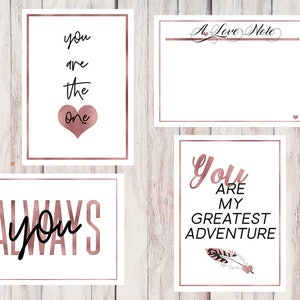 Könnte beinhalten: Vier druckbare Karten mit roségoldenen Folienakzenten und schwarzem Text. Die Karten zeigen die Sätze "You are the one", "Always You", "A Love Note" und "You are my greatest adventure".
