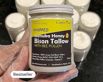 Puede incluir: Un tarro blanco con una etiqueta negra que dice "Whipped Manuka Honey Bison Tallow with Bee Pollen". El tarro está etiquetado como "All Natural Premium Quality" y "Comfort Sense". El tarro es de 16 onzas y está hecho a mano en Palmer, Texas.