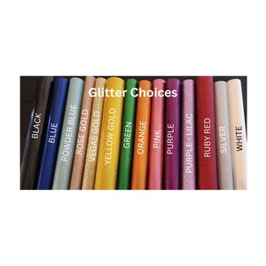 Op de afbeelding: Een selectie van glitterkleuren voor knutselprojecten. De kleuren omvatten zwart, blauw, poederblauw, roosgoud, Vegas goud, geel goud, groen, oranje, roze, paars, paars-lila, robijnrood, zilver en wit.